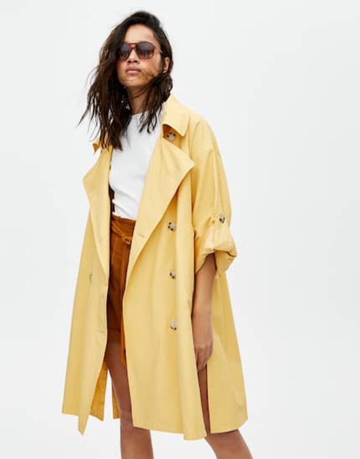 Trench oversize  con abertura lateral , 39,99 euros.