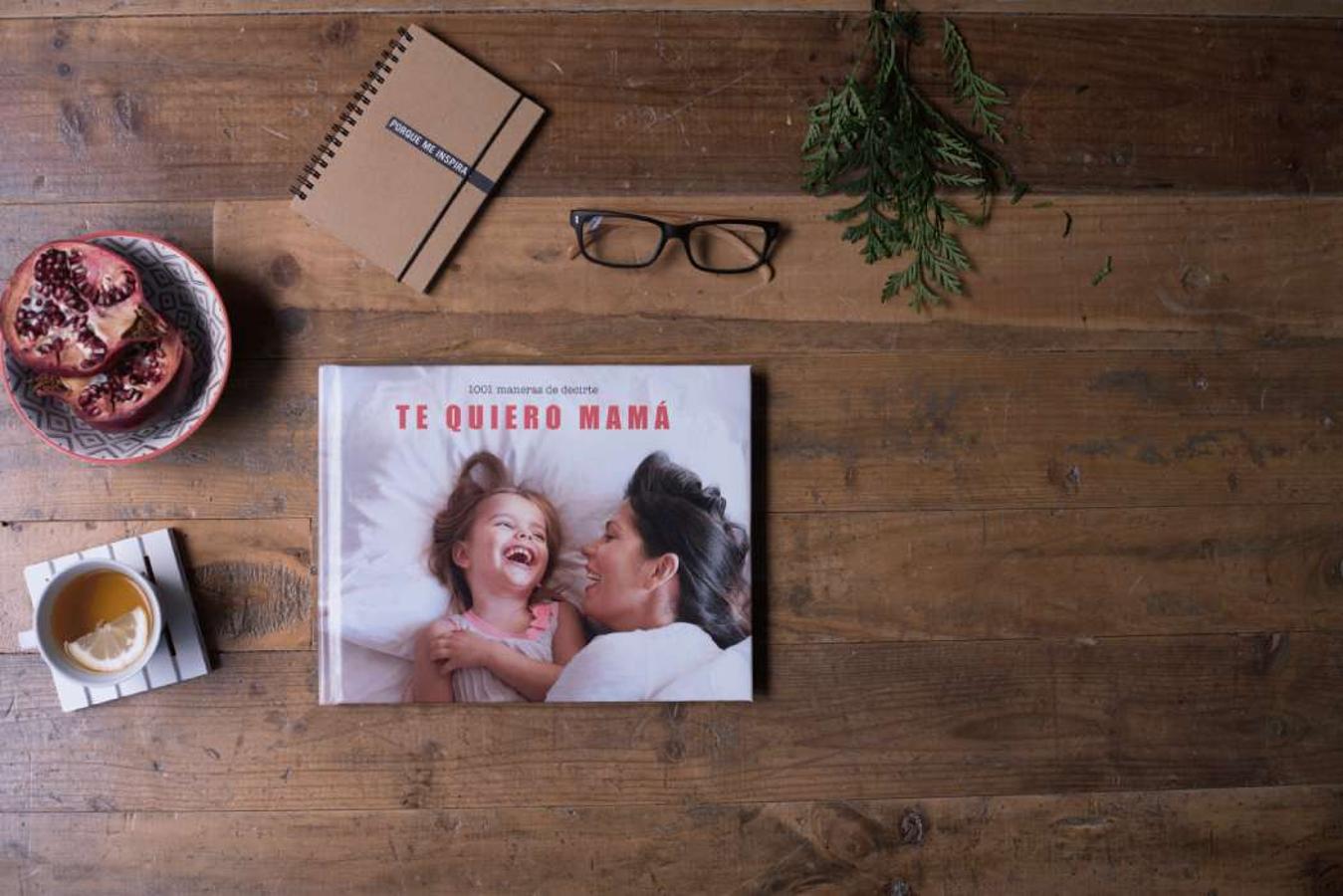 Si quieres un regalo que perdure para siempre, las fotografías son la opción perfecta, sobre todo si van en un álbum personalizable. De Hofmann, (29 euros).