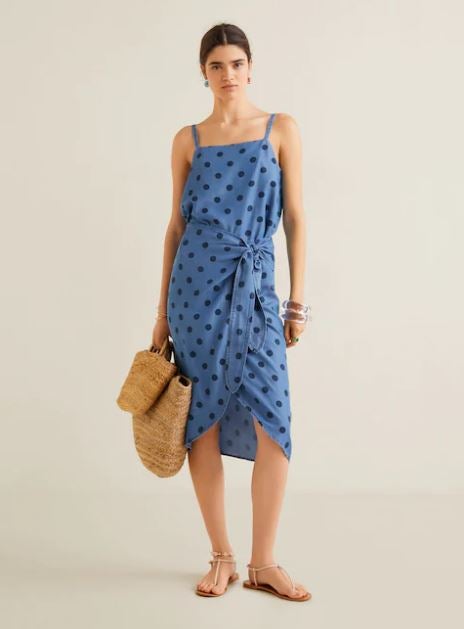 Falda pareo de lunares y denim (29,99 euros): dos tendencias con las que arrasar esta temporada sin complicarse.