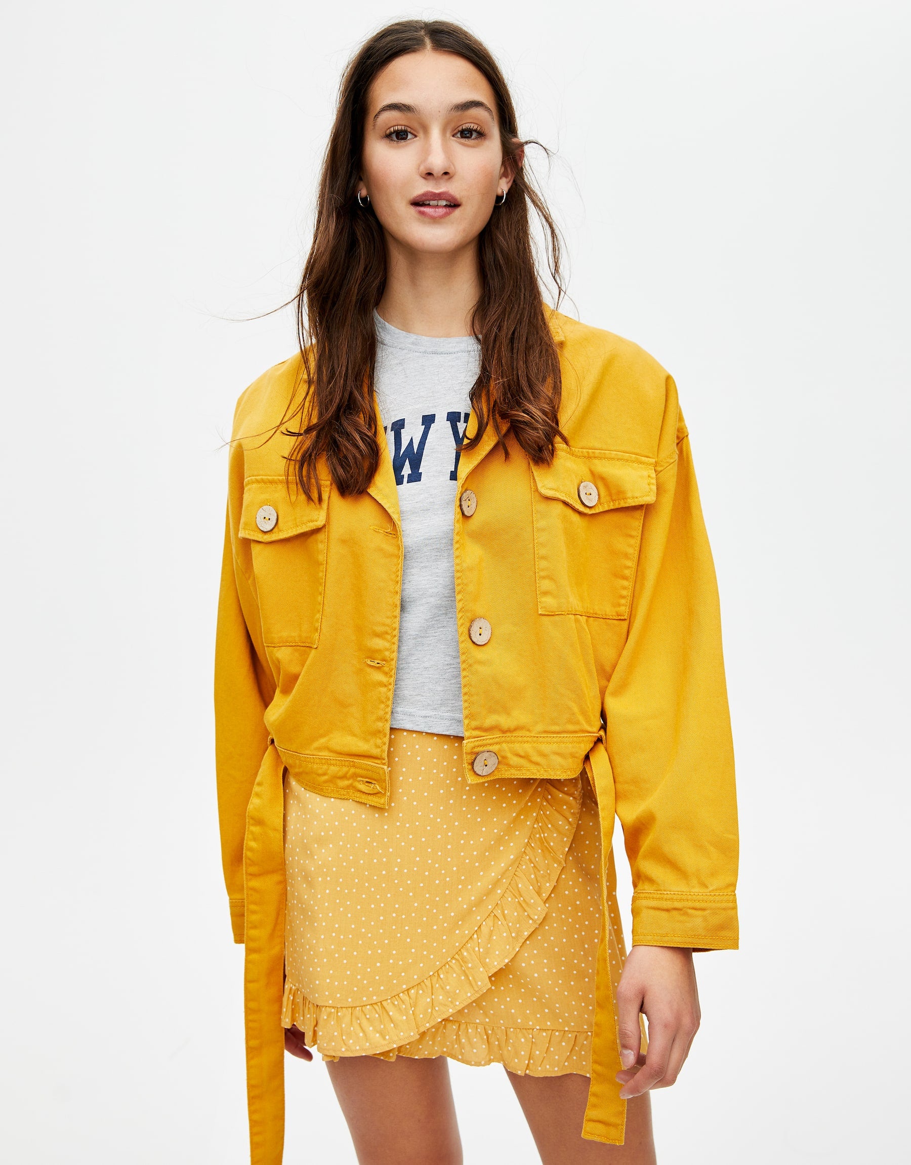 Tus looks más cool necesitan esta falda pareo mini en tono amarillo con lunares de Pull&Bear. (12,99 euros).