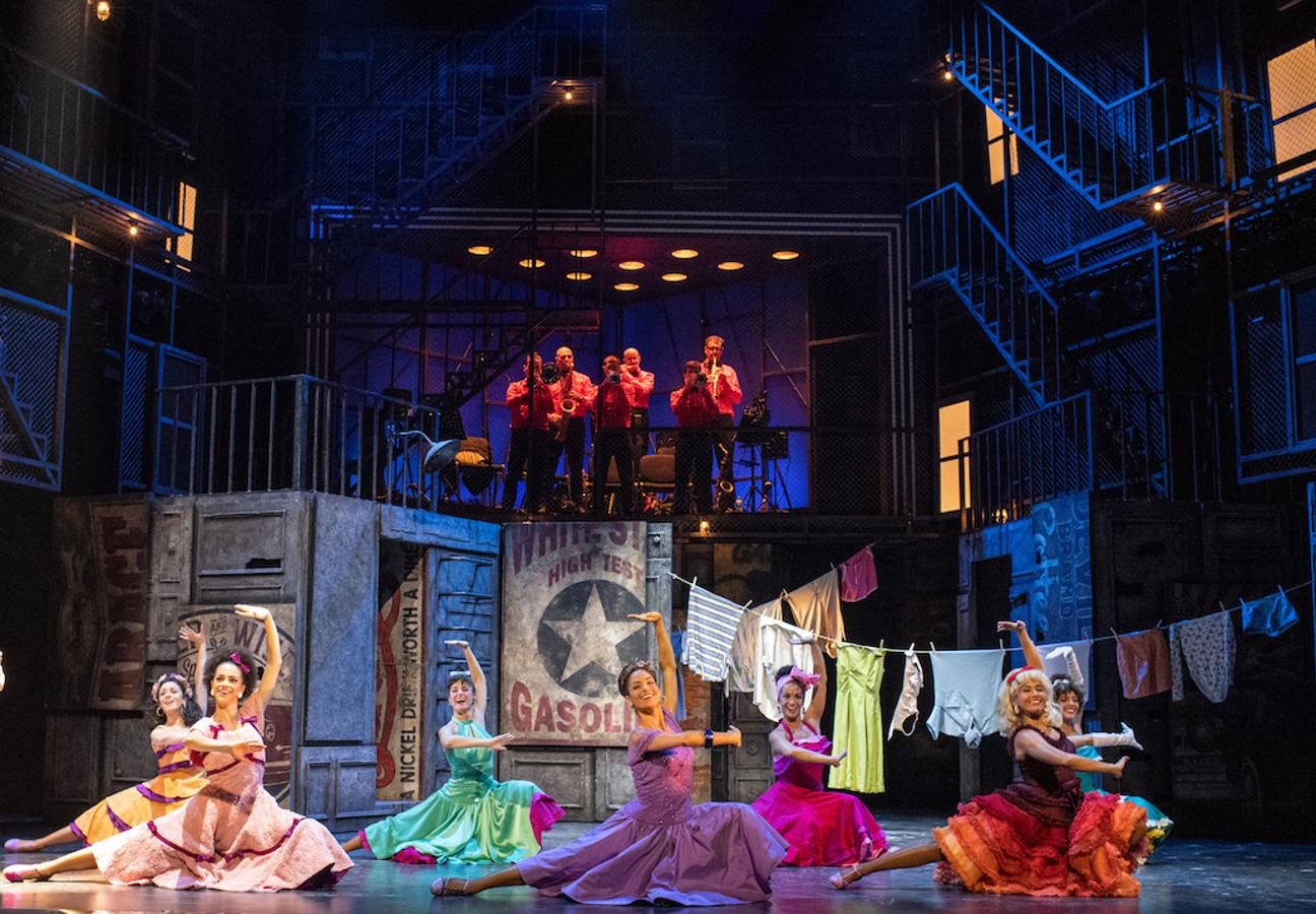 Te lleva diciendo que quiere ir al teatro desde hace meses... ahora no tienes escapatoria. West Side Story en el teatro Calderón de Madrid, (desde 28 euros). Con un 30% de descuento por el Día de la Madre en la plataforma  Ticketea .