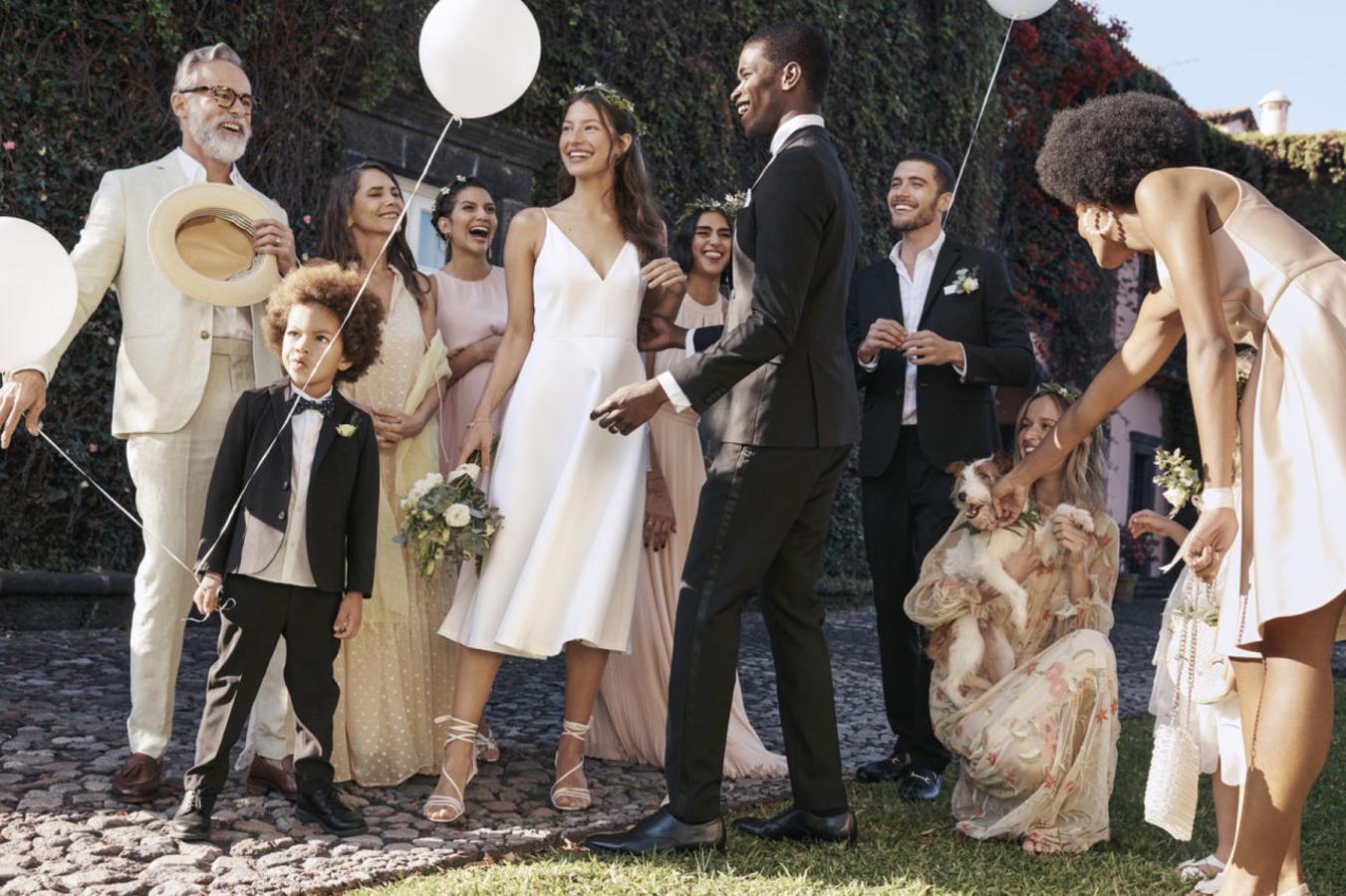 De corte minimalista e inspiración 'new look', estamos absolutamente enamoradas de este vestido de novia midi de H&M (59.99 euros).