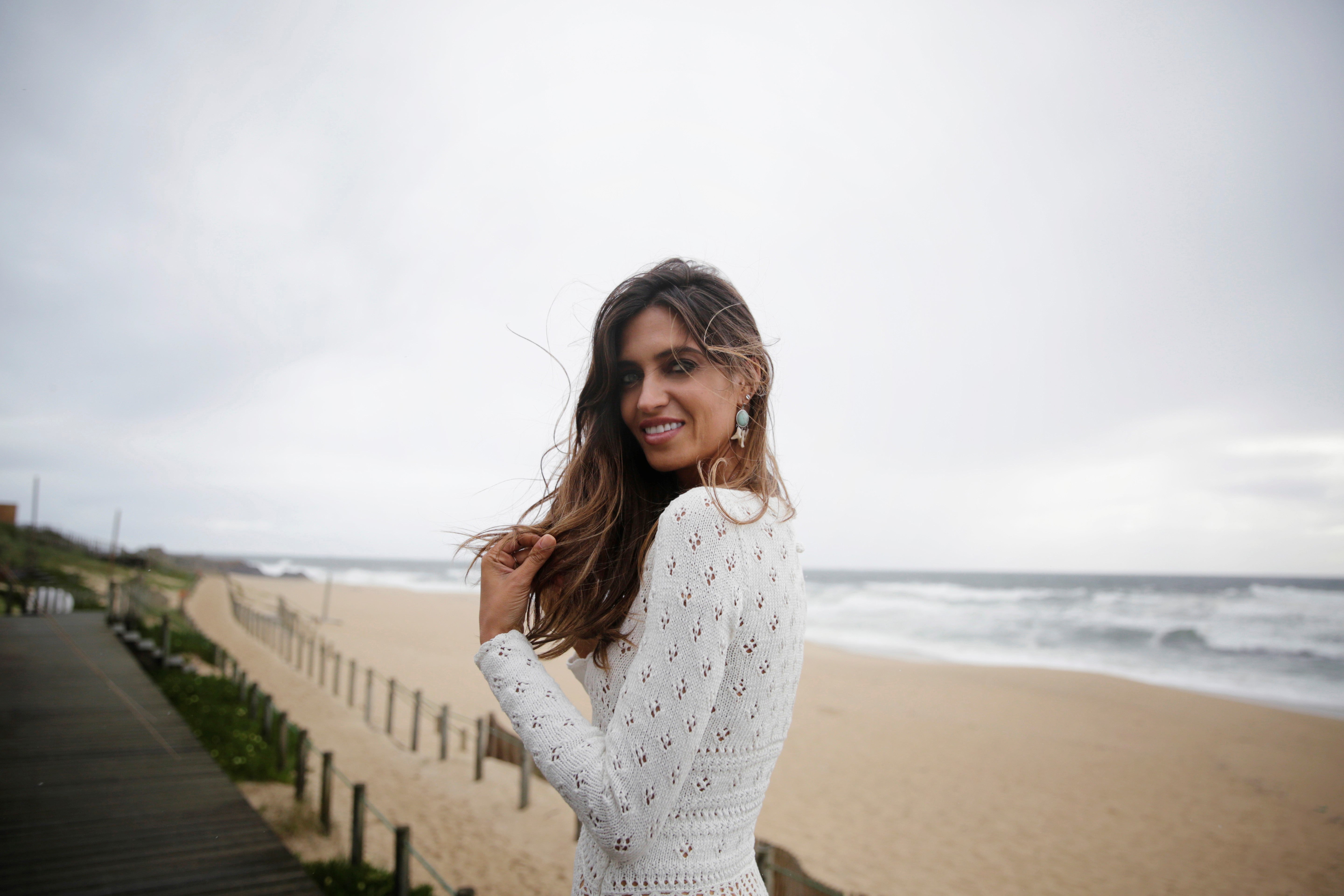 ¿ Las joyas favoritas de Sara Carbonero en esta colección ? "Me gustan todas, pero creo que mis favoritas son las de la línea en piedra turquesa y blanca", nos cuenta la propia Sara con su mar de fondo...