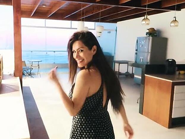 Miriam Saavedra enseñando el atardecer en su nueva casa.