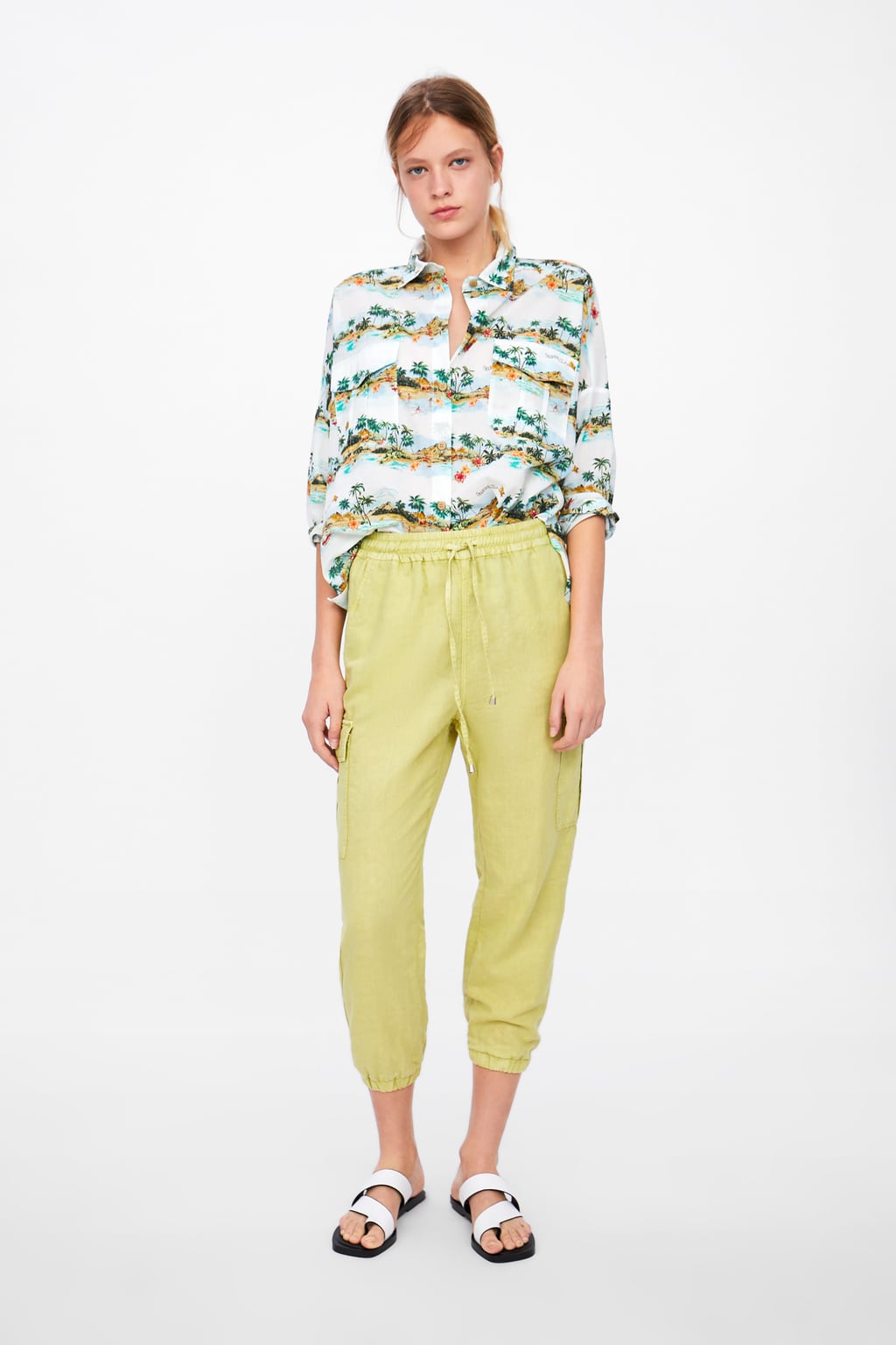 La versión más cómoda de los pantalones cargo está en estos color pistacho de Zara. El bajo elástico deja todo el protagonismo al calzado plano por lo que sentarán de maravilla en cualquier look de primavera/verano. (25,95 euros).