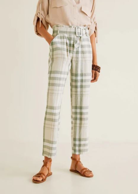 Fichas estos pantalones con estampado de cuadros para elevar cualquier look de primavera. De Mango. (39,99 euros).
