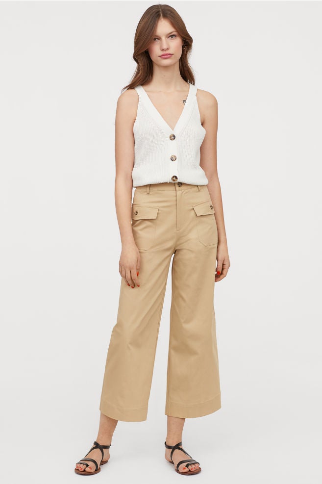 Pantalones high waist en tono camel de H&M. (34,99 euros). Perfectos para ir al trabajo, a la playa o a tomar algo con tus amigas.