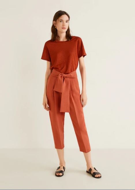 Los detalles marcan la diferencia y gracias al lazo de estos pantalones que se ajusta a la cintura lucirás tipazo. (29,99 euros). De Mango.