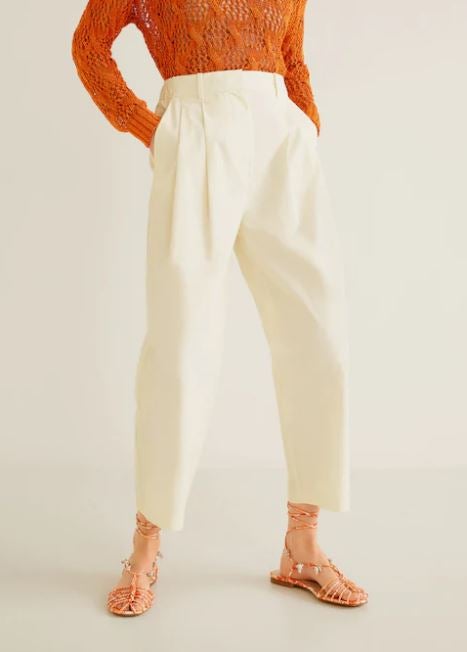Opta por estos pantalones de lino de Mango en tus looks de primavera y verano para combatir el calor con estilazo. (39,99 euros).