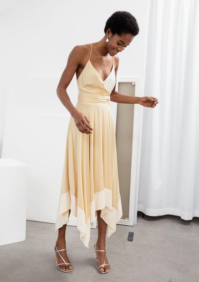 El blanco y el beige nunca habían casado tan bien como este verano y este vestido es la mejor prueba. Es elegante hasta el extremo, pero también sencillo. Es, sin duda, uno de nuestros imprescindibles de este verano (129 euros).