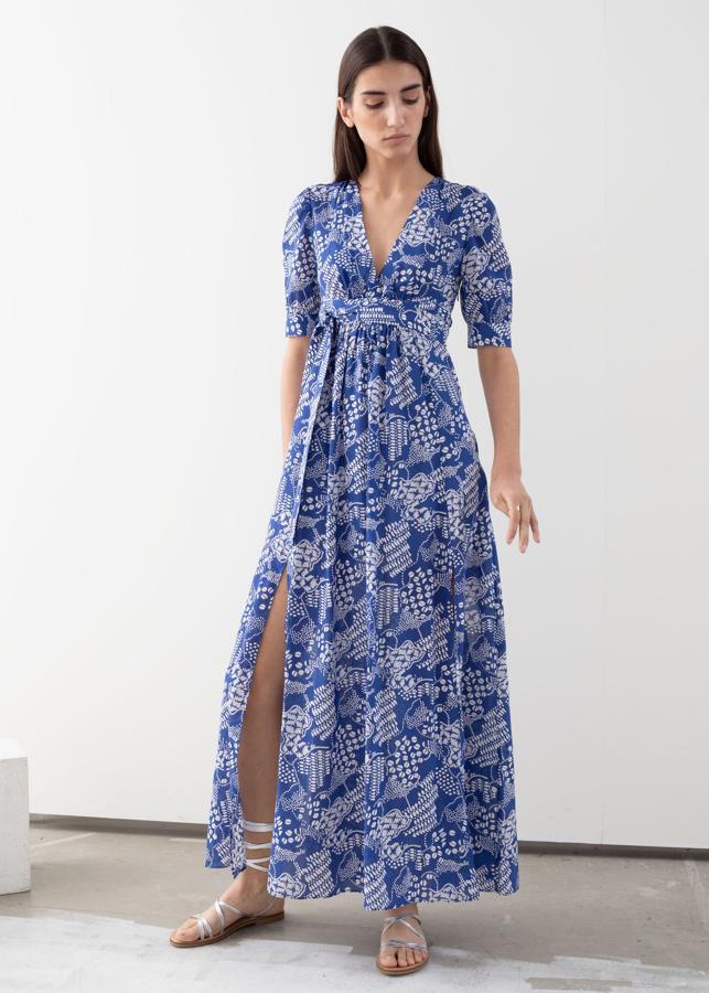 Mangas con vuelo, corte a la cintura y abertura en la pierna. Un vestido romántico pero con sus puntos sexys. ¿Se puede pedir más? Sí, un estampado fresco y veraniego, como este en azul y blanco (99 euros).