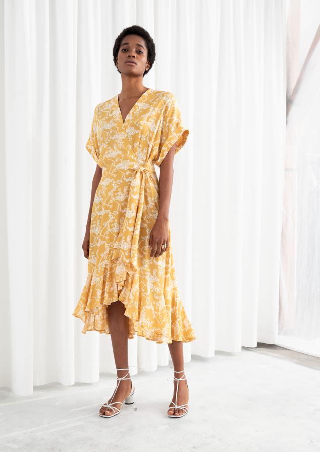 Entre kimono y vestido, este nos ha enamorado por su estilo y comodidad absoluta. El volante en el bajo le dará un movimiento maravilloso que no pasará desapercibido (99 euros).