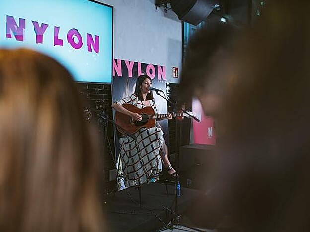 Bely Basarte en su actuación durante la fiesta presentación de Nylon Spain