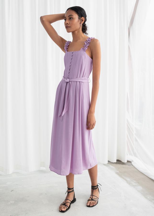 El lila resurge cada primavera como las flores que llevan su nombre. Este vestido parece sencillo, pero los volantes en los tirantes y las jaretas en el frontal lo hacen así de especial (79 euros).