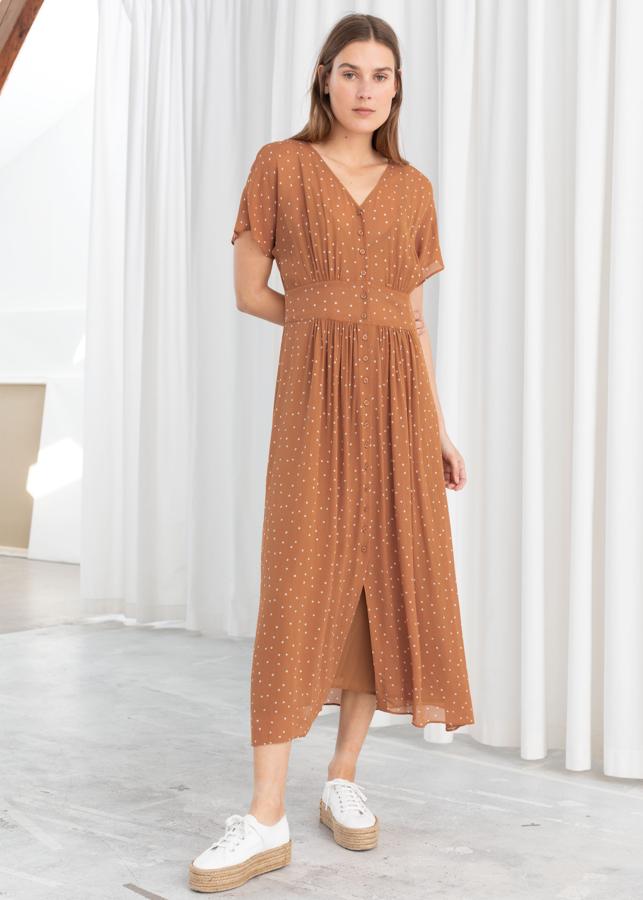 La combinación de marrón y blanco ya hemos dicho que es ganadora. Y queda así de bien con zapatillas blancas. Este sencillo vestido es de esos que acaban siendo comodín (89 euros).