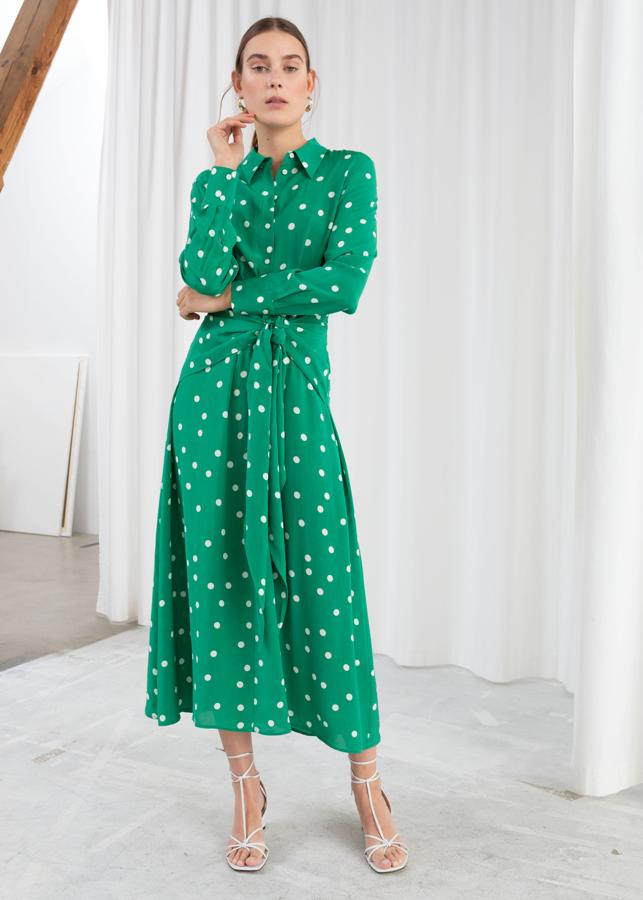 Una de las joyas de la firma sueca. Este vestido tan Feria de abril, de un color verde intenso y lunares blancos. Su nudo justo a la altura de la tripa está colocado de forma estratégica para disimular volúmenes (99 euros).