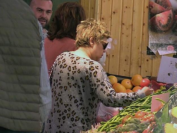 Terelu en la frutería.