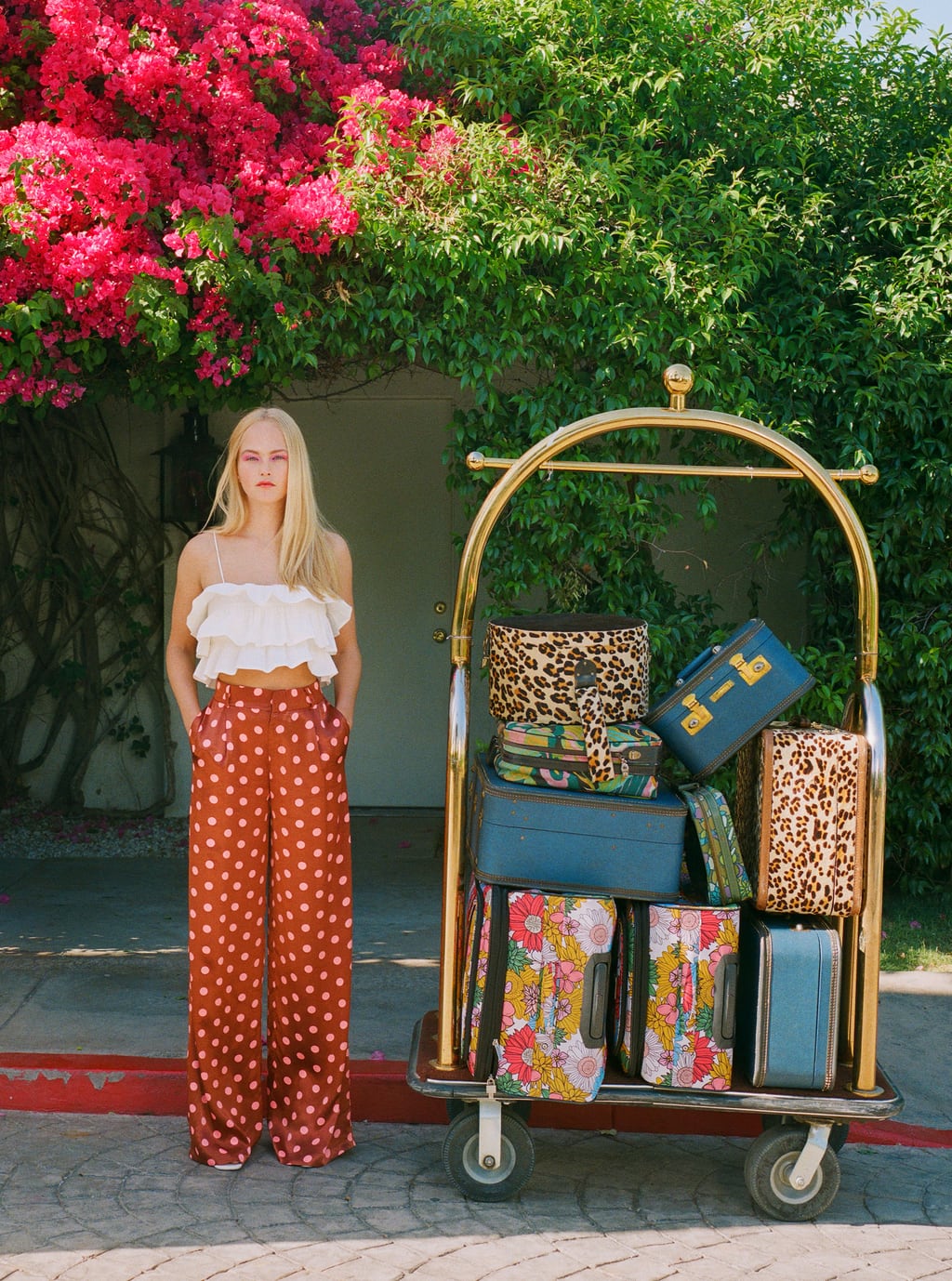 Top con volantes edición limitada: 25,95 euros. Pantalón ancho con lunares: 29,95 euros. Todo de Zara.