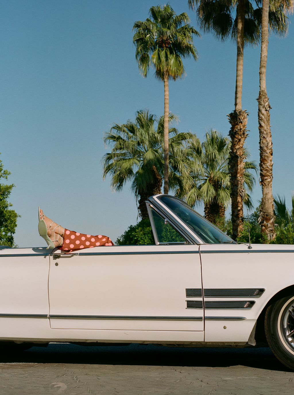 Pantalón ancho con lunares: 29,95 euros. Sandalias de tacón medio con tiras: 35,95 euros. Todo de Zara.