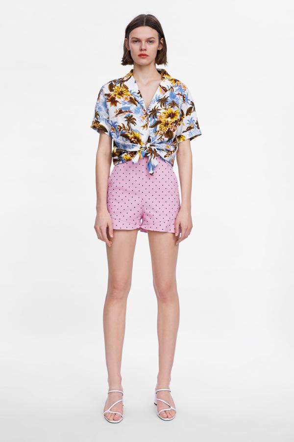 Bermudas fucsia de inspiración retro con estampado de lunares en negro (19.95 euros en Zara).