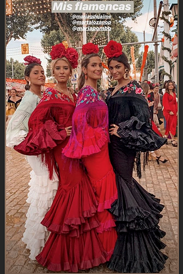 Foto flamenca de grupo con María G. de Jaime, Teresa Andrés-Gonzalvo, MaríaPombo y Marta Lozano.
