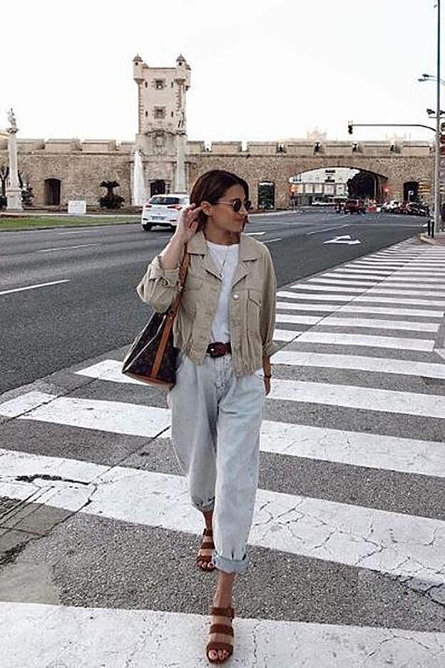 El tono favorito de las influencers es el gris pero está agotadísimo. Ellas lo llevan con vueltas en el bajo.