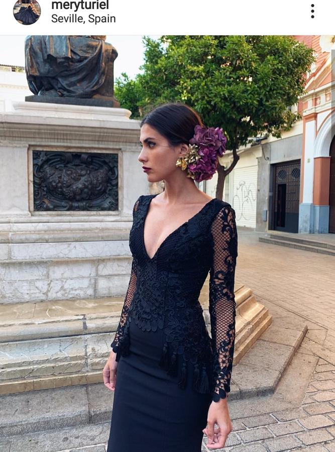 Mery Turiel se ha decantado por un moño bajo clásico y muy pulido, dando todo el protagonismo a su tocado floral.