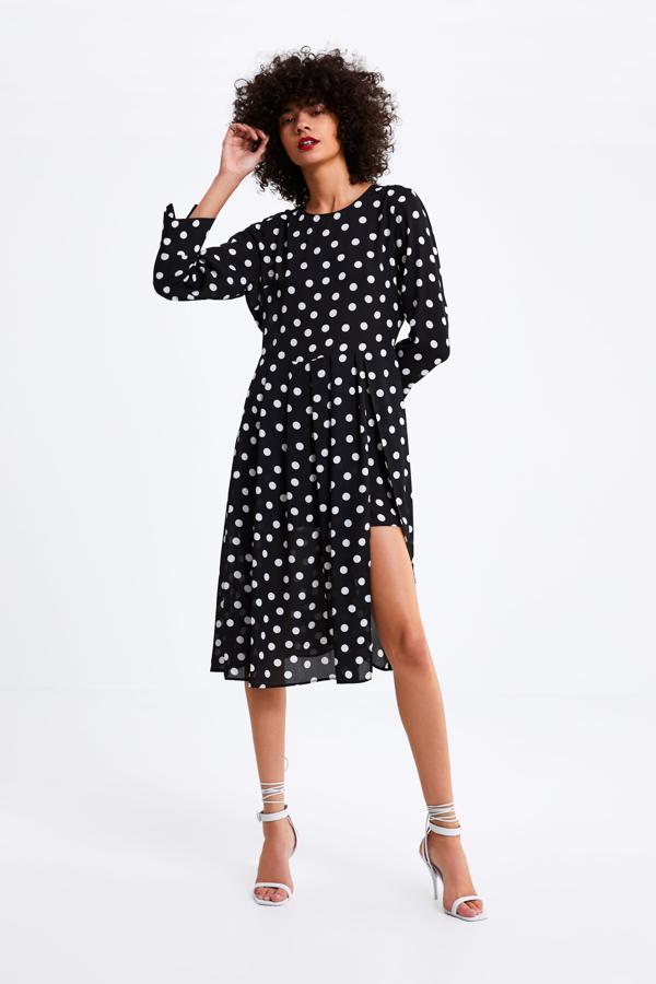 Mono-vestido asimétrico con lunares en blanco y negro (39.95 euros en Zara).