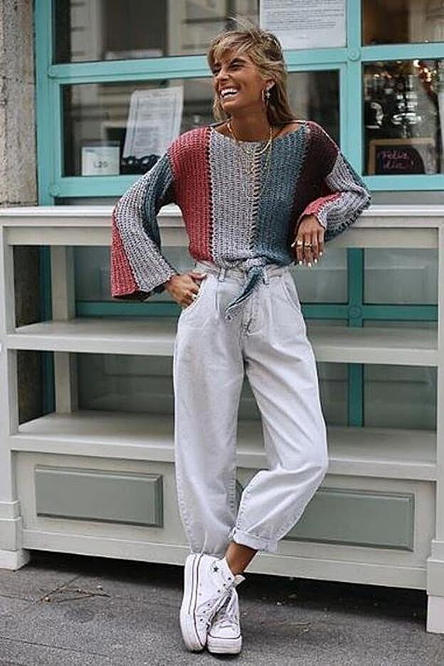 La influencer Paula Argüelles con los vaqueros slouchy de Zara.