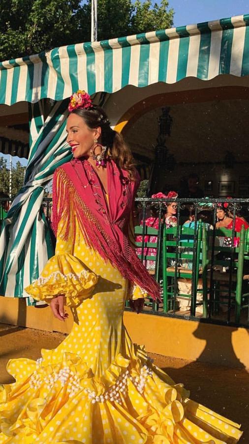 La influencer Rocío Osorno ha preferido decantarse por una coleta baja con bucles, una opción sencilla y perfecta para triunfar.