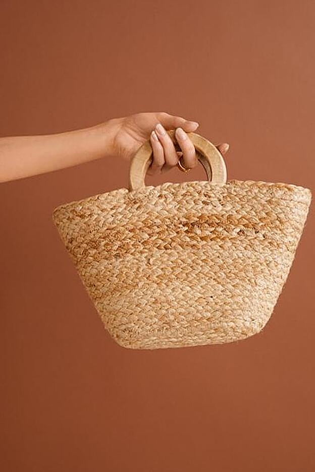 La versión micro del capazo clásico en Mango.