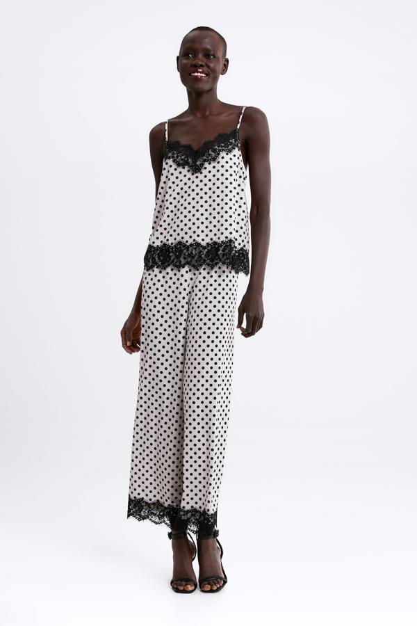 Conjunto lencero de lunares en satén. El top cuesta 15.95 euros, y el pantalón, 17.95 euros.