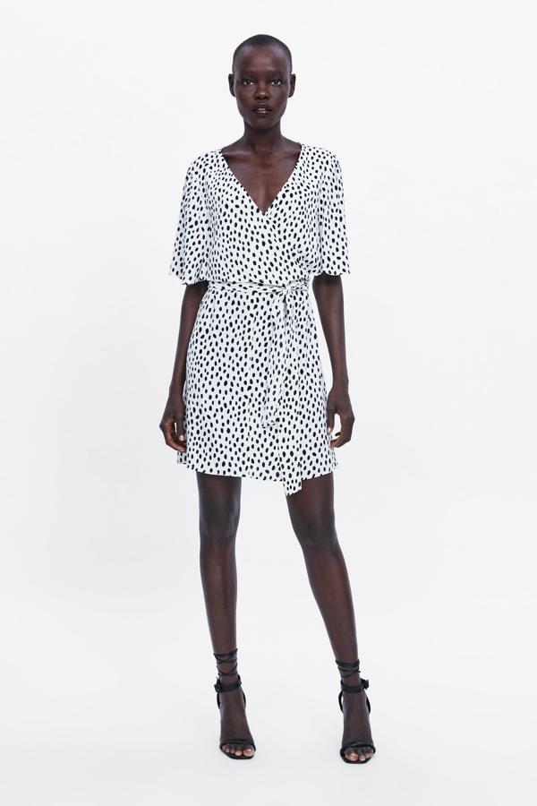 Mini vestido cruzado con estampado de lunares 'black&white' (29.95 euros).