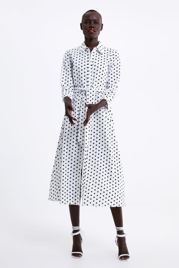 Vestido camisero con estampado de lunares  (29.95 euros en Zara).