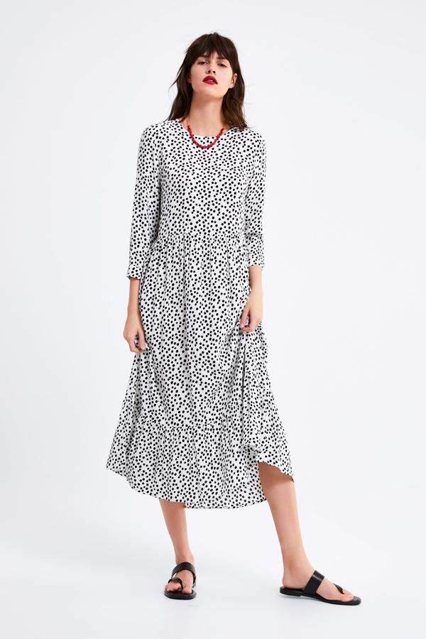 De  este vestido de lunares  (39.95 euros en Zara) no nos cansaremos nunca de hablar...