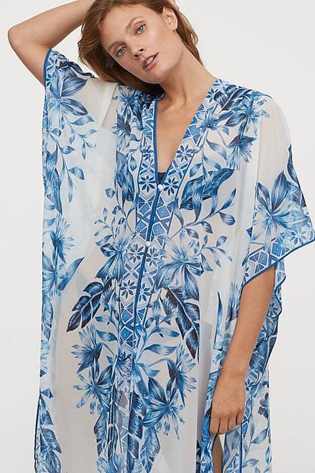 Caftán largo con flores azules y cierre con botones.