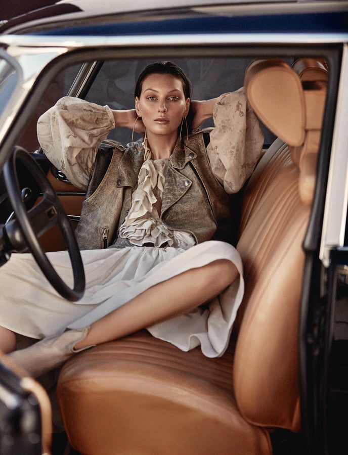 Chaleco de piel, blusa y falda de Coach. Pendientes de Market Place NY y botines de Ursula Mascaró.