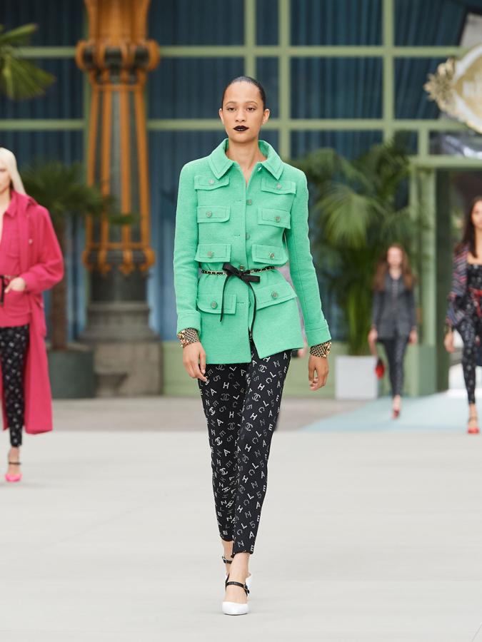 El color verde. Y este look tiene otro plus de tendencia: la logomanía.