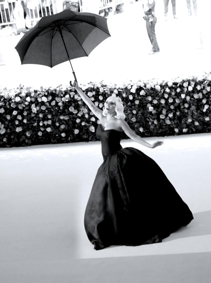 Y que nos dejó imágenes tan maravillosas como esta, en la que Lady Gaga es puro espectáculo vestida de Brandon Maxwell.