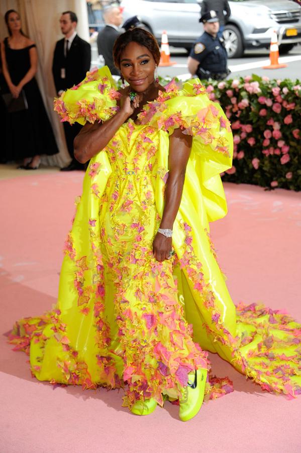 El look de Serena Williams, una de las anfitrionas de la Gala MET 2019, no es loco solo por los colores, volúmenes y apliques de su vestido de Versace, sino por las zapatillas Nike en color flúor con las que pisó la alfombra roja.