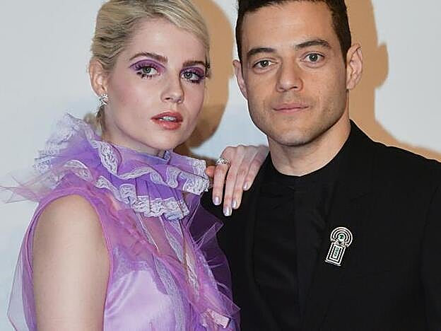 Lucy Boynton se decantó por una manicura en color lila a juego con su outfit.