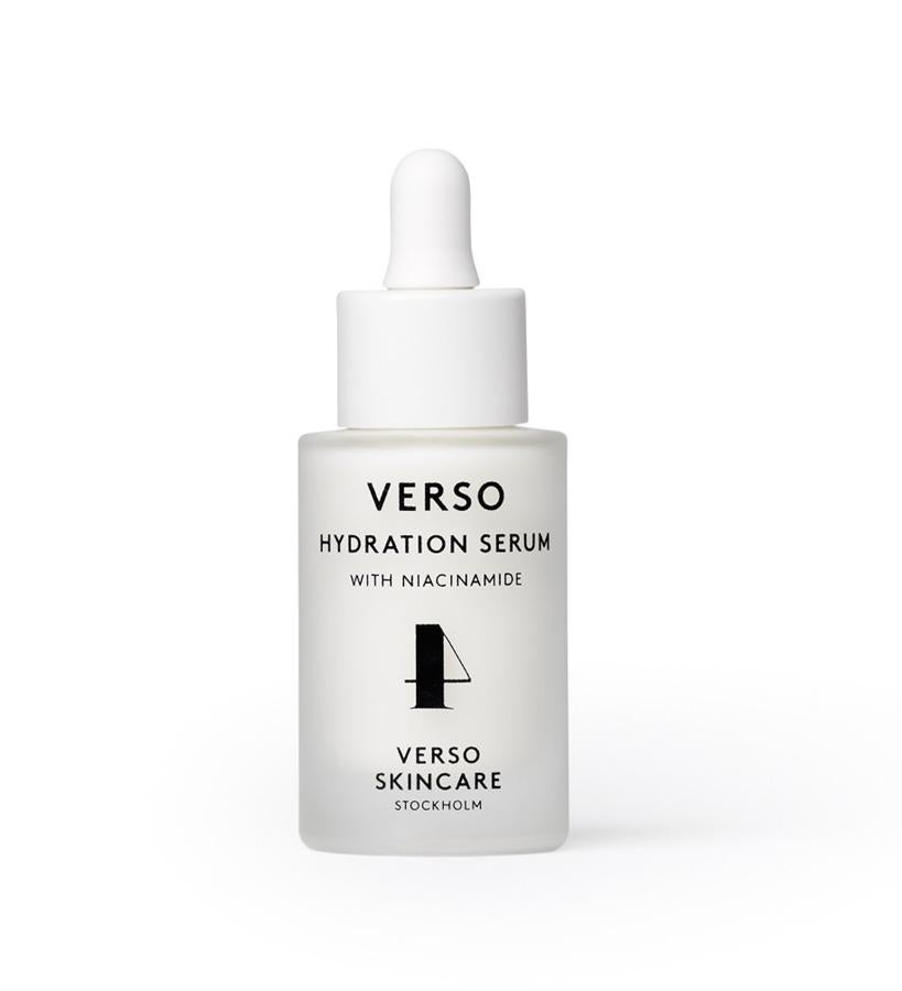 Contiene extracto de avena, que ayuda a retener el agua en la epidermis, un cóctel de aceites nativos de los países escandinavos que calman intensamente la piel y la nutren, así como niacinamida (vitamina B3), uno de los ingredientes más efectivos en cosmética por su potente acción antioxidante y reparadora. También contiene ceramidas y vitamina E, que suavizan la piel y la defienden de las agresiones externas. (90 €).