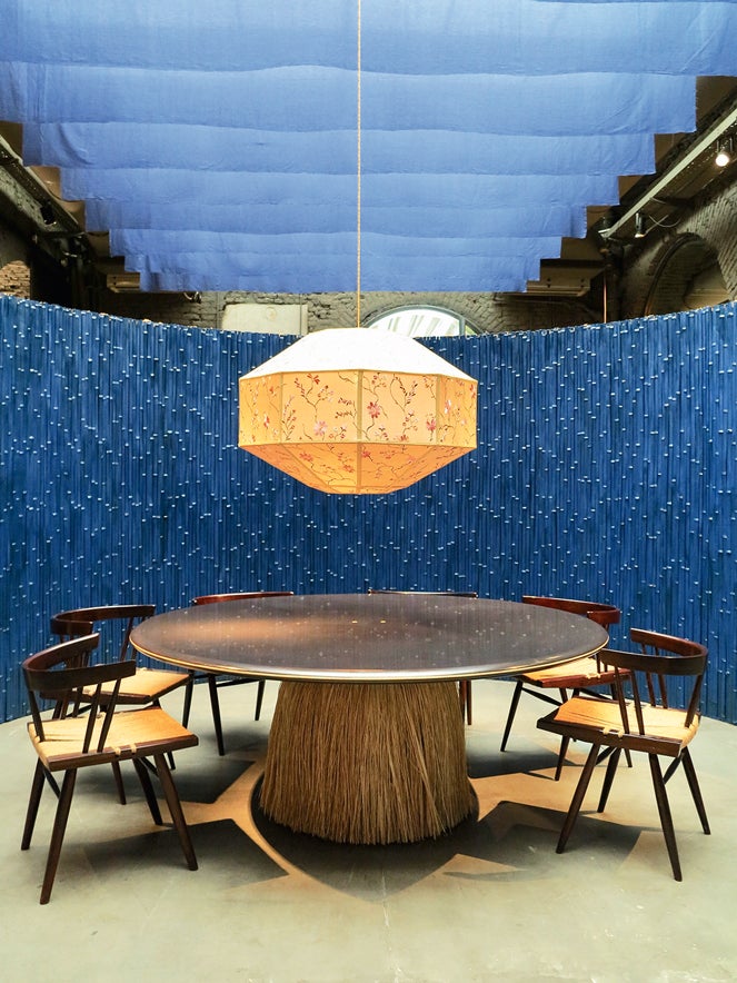 El español David López Quincoces presentó en su galería milanesa esta mesa en madera lacada, con detalles de latón y rafia.