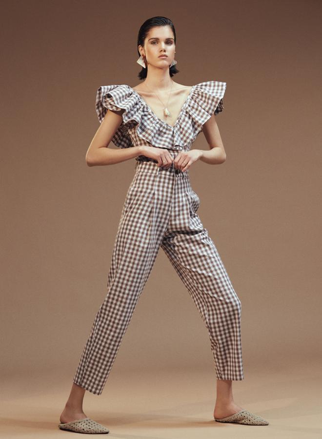 Conjunto de pantalón y top de volantes de cuadros vichy. Como en toda la colección, los nombres de las prendas son muy españoles. El top es el modelo Carmen (79 euros) y el pantalón, Mercedes 68,99 euros).