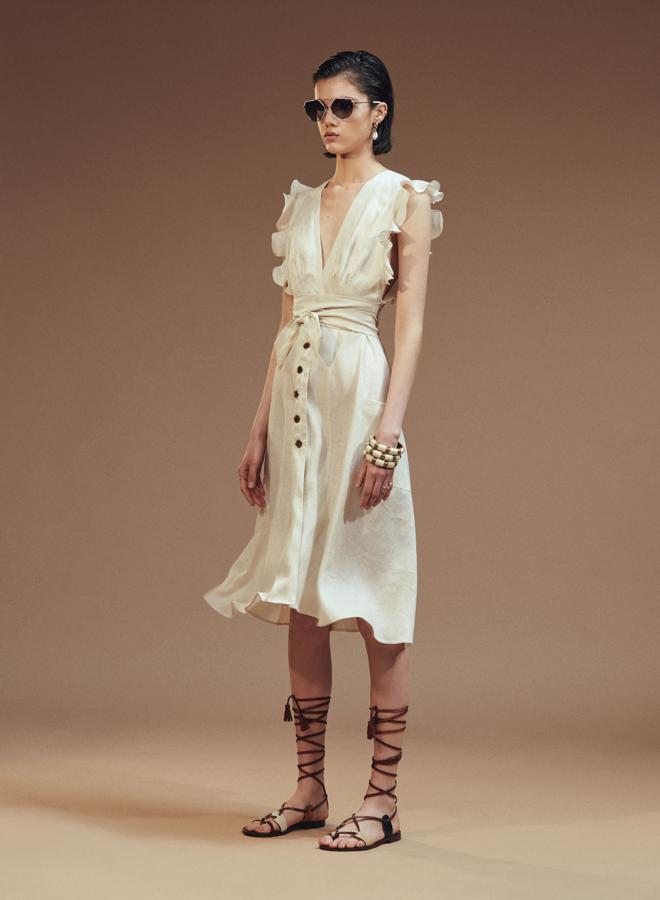 Este es el vestido Constanza, de lino y volantes, con botonadura delantera y cinturón del mimso tejido (78,99 euros).