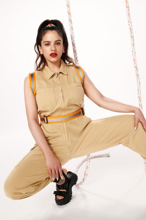 Una versión del mono utilitario sin mangas en color arena, adornado con tiras en gris y naranja flúor. No puede ser más estiloso.