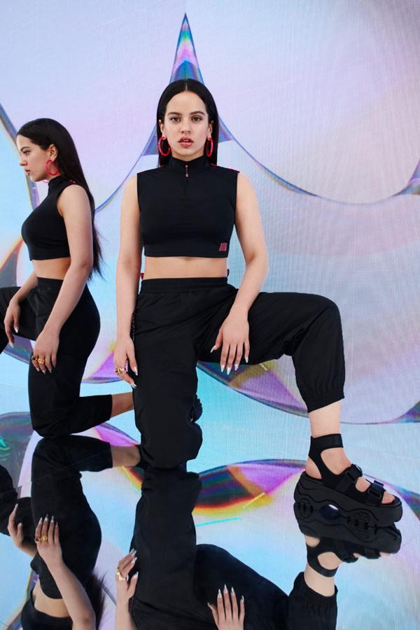 Uno de los conjuntos más efectivos de la nueva colección de Rosalía para Pull&Bear: pantalón de estilo militar-urbano y top 'crop top' de cuello alto y sin mangas.