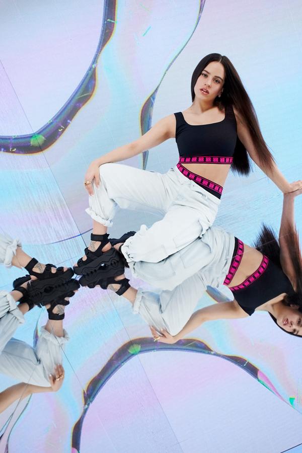 Vaqueros con espíritu cargo y top negro rematado con una tira con la inicial de la cantante, con las inevitables sandalias 'ugly'.