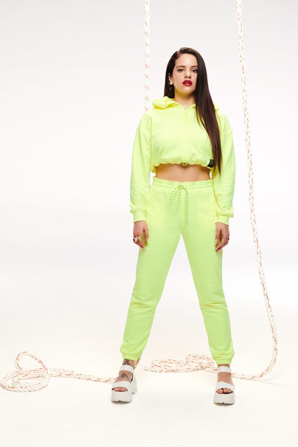 No podía faltar una opción en color neón, en lo más alto de la tendencia urbana ahora mismo, con la inevitable sudadera 'crop top' y los pantalones jogger a juego.