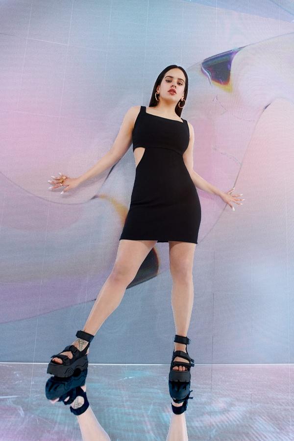 Un básico del verano: vestido ajustado con dos aberturas estratégicas, combinado con unas fantásticas sandalias 'ugly' con plataforma.